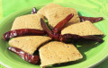 Questi stuzzicanti crackers crudisti e piccanti sono perfetti da servire durante l’aperitivo con i vostri amici ????
